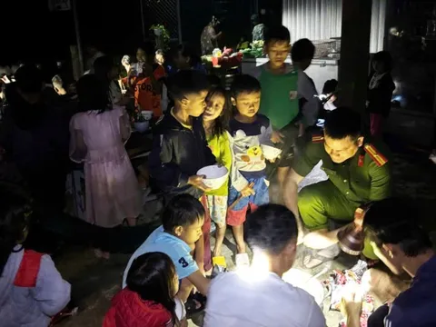 200 người ở nơi có nguy cơ sạt lở được di dời đến trụ sở công an xã, và bữa tối ấm tình người