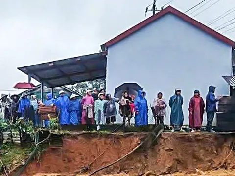 Mưa lớn, sạt lở, lũ bủa vây, nhiều xã ở Quảng Ngãi cho học sinh nghỉ học, di dời dân