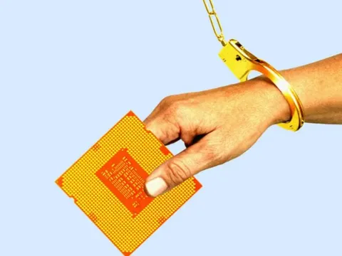 Hé lộ chiếc “còng tay vàng” những gã khổng lồ chip trói tay người lao động