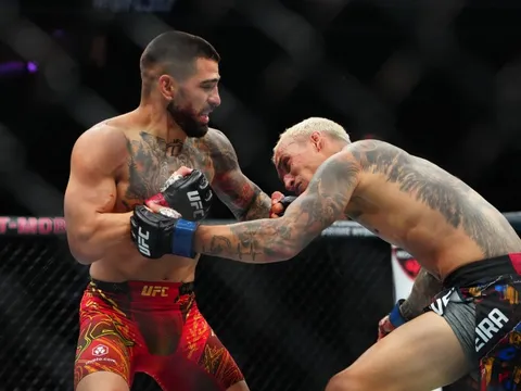 Makhachev gật đầu trước lời thách đấu của Topuria tại Nhà Trắng