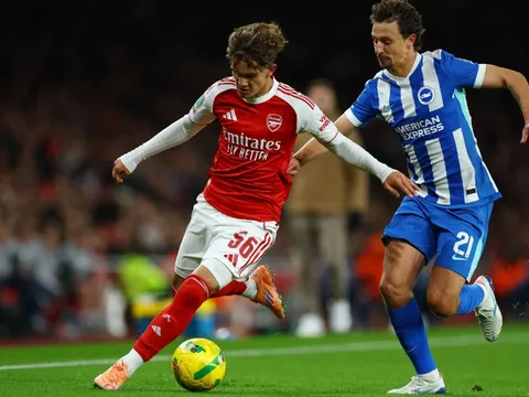 Thần đồng Arsenal lại phá kỷ lục