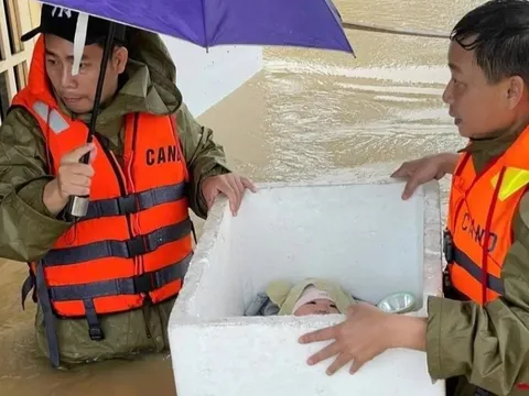 Em bé nằm ngoan trong thùng xốp khi được sơ tán khỏi vùng lũ Đà Nẵng