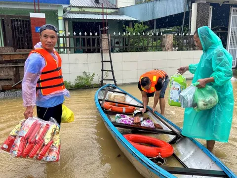 Người dân vùng lũ bên sông Thu Bồn chèo thuyền 3km mua lương thực