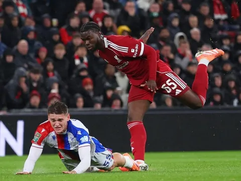 Tài năng trẻ Liverpool dính 2 thẻ đỏ trong 16 phút