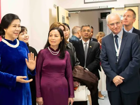 Phu nhân Ngô Phương Ly thăm Bệnh viện Nhi Evelina London